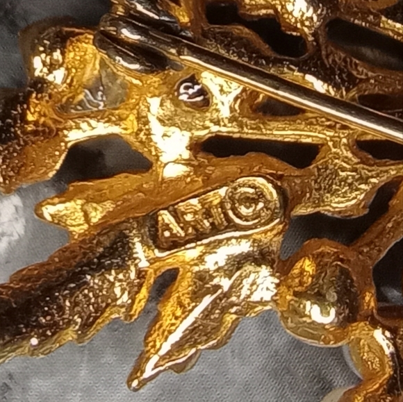 Art Signed Vintage Gold Tone Brooch Pin - Picture 3 of 3